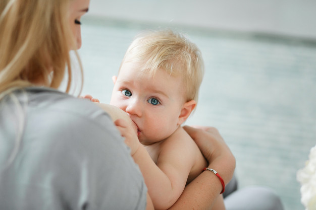 mulher amamentando bebezinho mae com a filha recem nascida