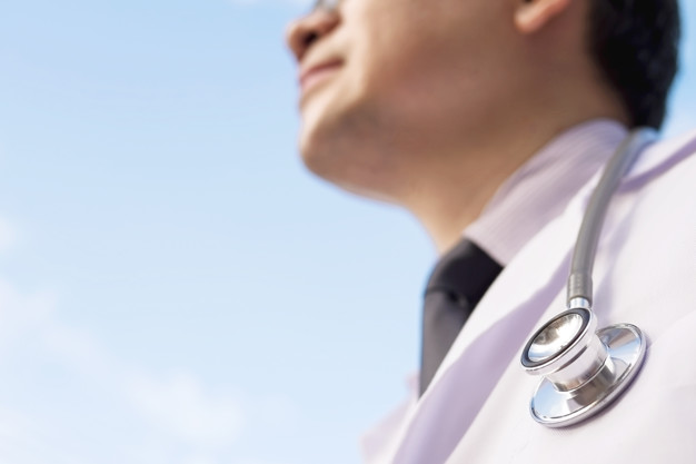 o doutor masculino esta olhando o ceu azul conceito para o bom futuro do servico medico