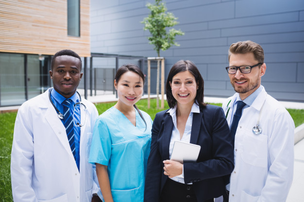 equipe de medicos juntos nas instalacoes do hospital
