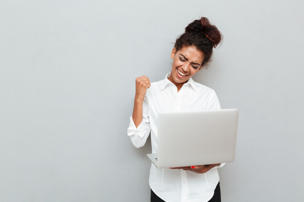 mulher de negocios alegre fazer gesto vencedor