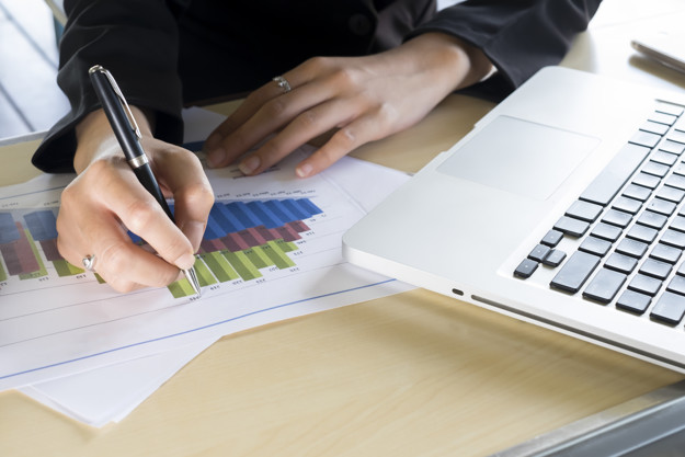 Hand of businesswoman point the goal chart