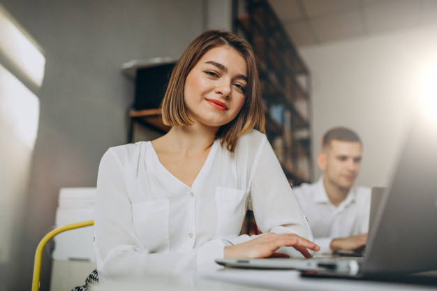 colegas femininos e masculinos trabalhando no escritorio