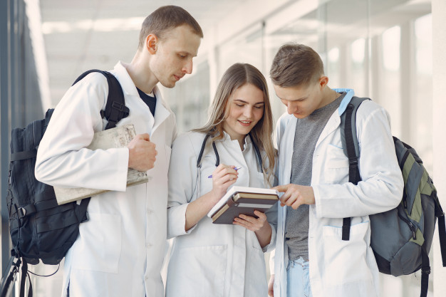 estudantes de medicina estao no corredor e conversando