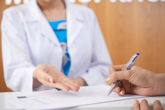 preenchendo documentos medicos
