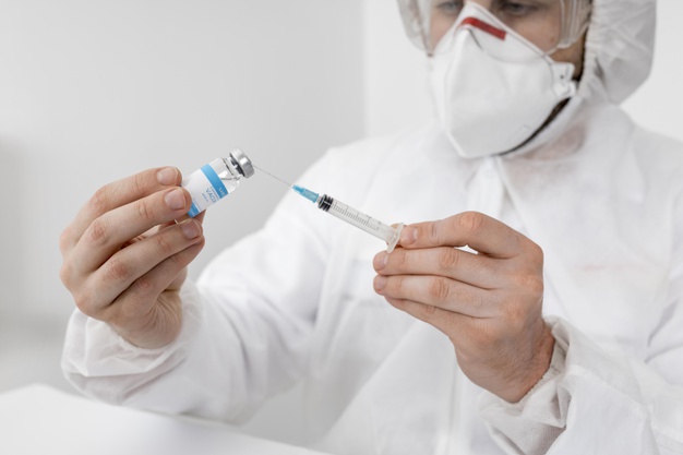 close up medico segurando vacina macabra