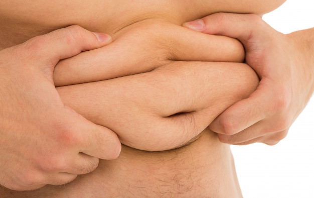 homem mantem sua barriga gorda