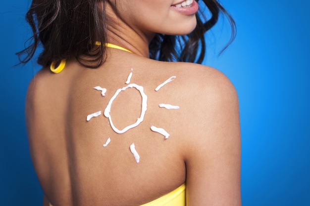 locao bronzeadora no braco da mulher em formato de sol