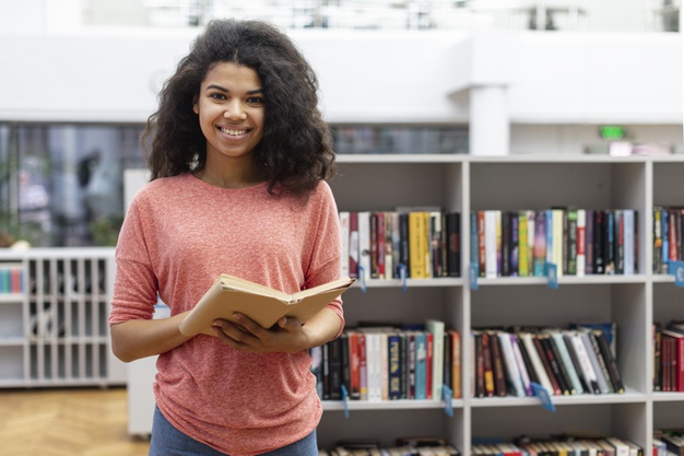 menina de alto angulo na biblioteca de leitura