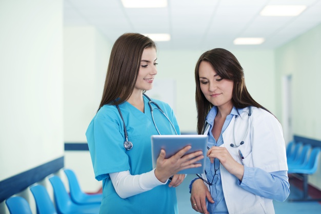 medicas verificando resultados em tablet digital