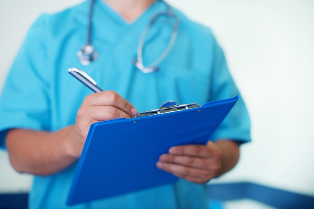 medico escrevendo no prontuario