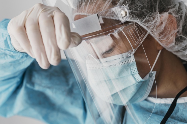 medico usando equipamento de protecao