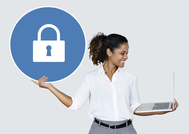 mulher segura um cadeado e um laptop