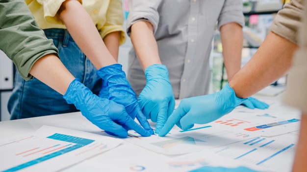 empresarios da asia discutindo reuniao de brainstorm de negocios compartilham dados usando mascara facial e luva no trabalho em um novo escritorio normal estilo de vida e distanciamen