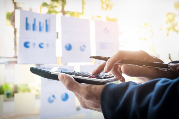 homem de financas empresariais calculando numeros de orcamento faturas e consultor financeiro trabalhando