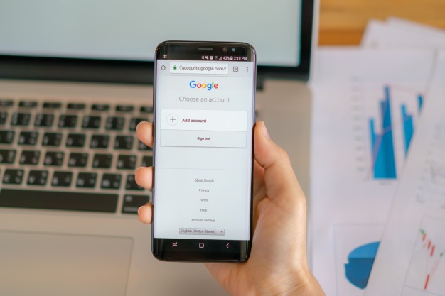 loei tailandia de maio de mao segurando samsung s com aplicativo movel para o google na tela