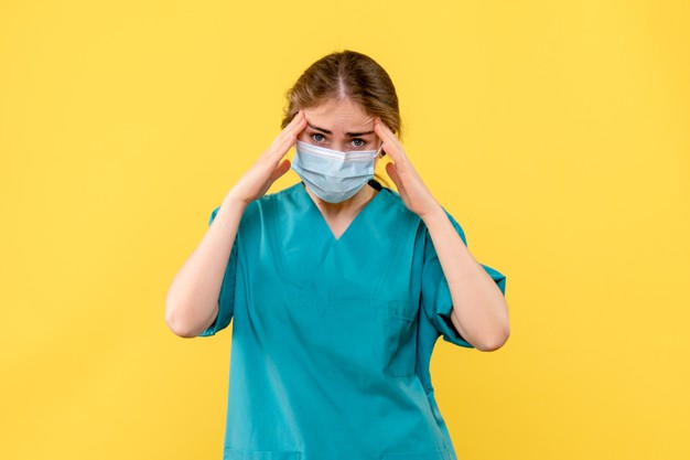 medica de vista frontal estressada em fundo amarelo covida pandemia de saude de hospital