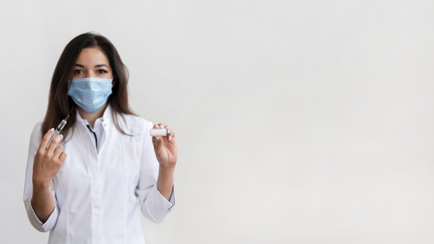 medico preparando vacina medica