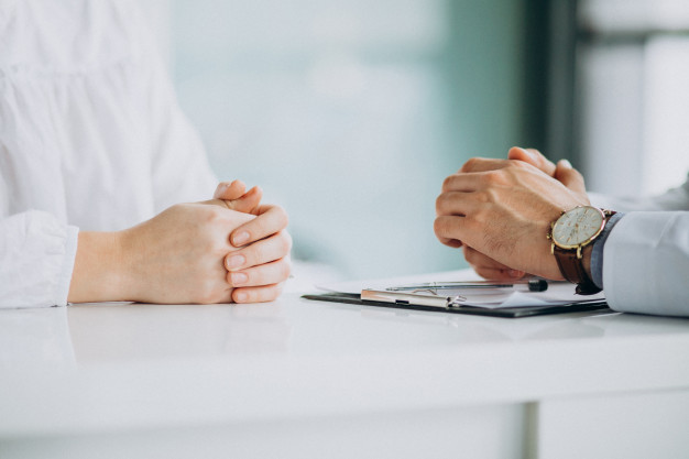 medico que consulta seu paciente na clinica