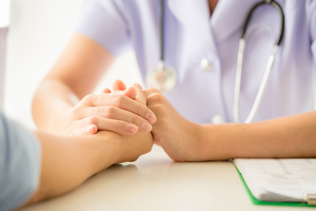 psicologo feminino consultoria paciente na recepcao no hospital