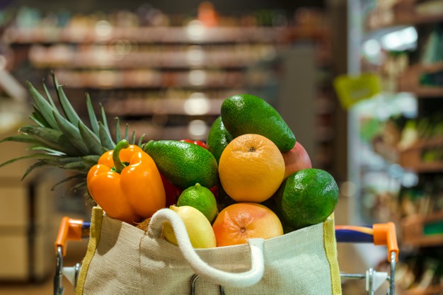 saco ecologico com diferentes frutas e vegetais