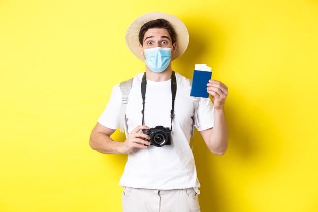 conceito de covid viagens e quarentena turista de homem feliz com camera mostrand