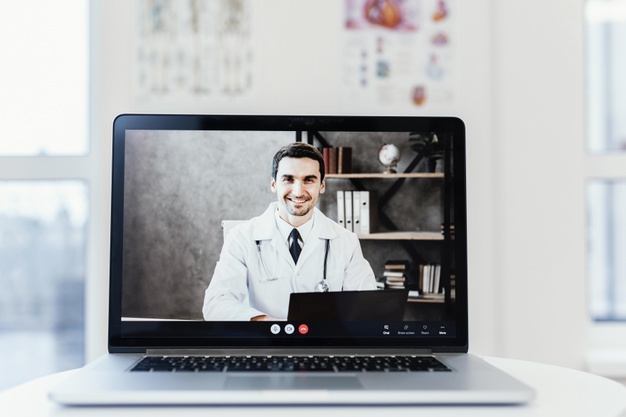 consulta online com laptop na mesa