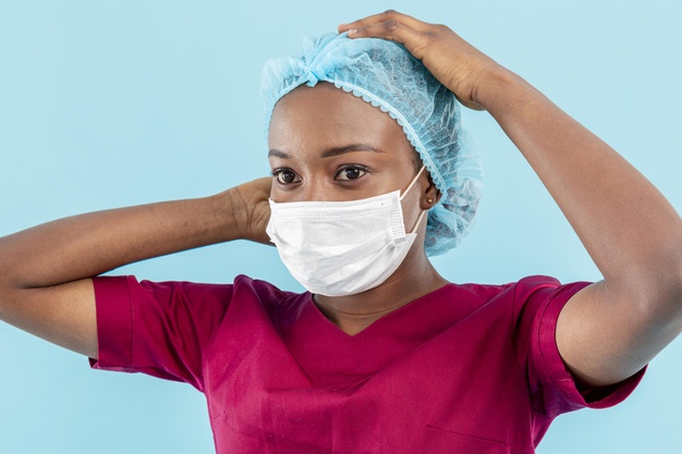mascara de cirurgiao vestindo mulher medico