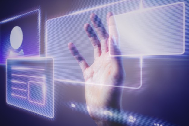 mulher tocando uma interface holografica de tecnologia inteligente