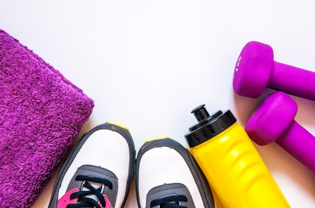 vista de cima de tenis sobre fundo branco vestuario fisico e equipamentos moda esportiva acessorios esportivos equipamento esportivo copia de conceito saudavel espaco conceito estilo