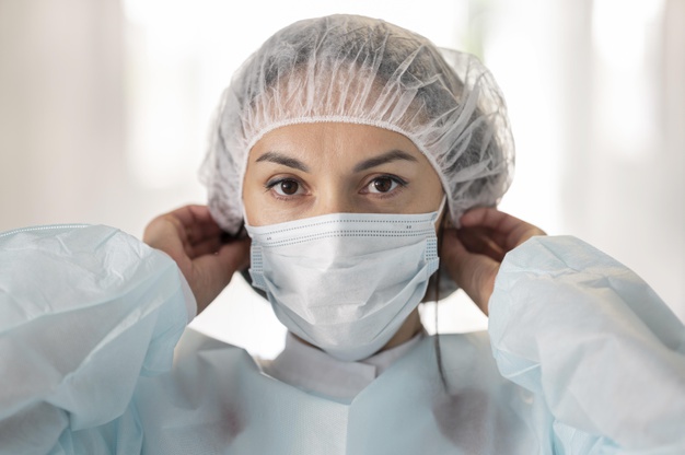 medico preparando uniforme medico no hospital