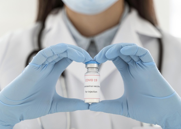 medico segurando um recipiente de vacina