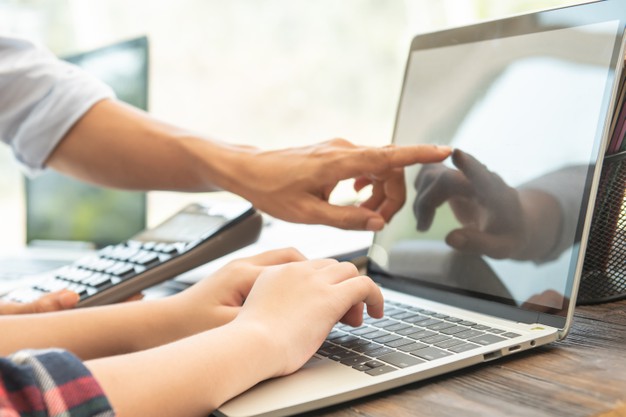 mulher de negocios digitando no laptop no local de trabalho mulher que trabalha no teclado de mao do escritorio