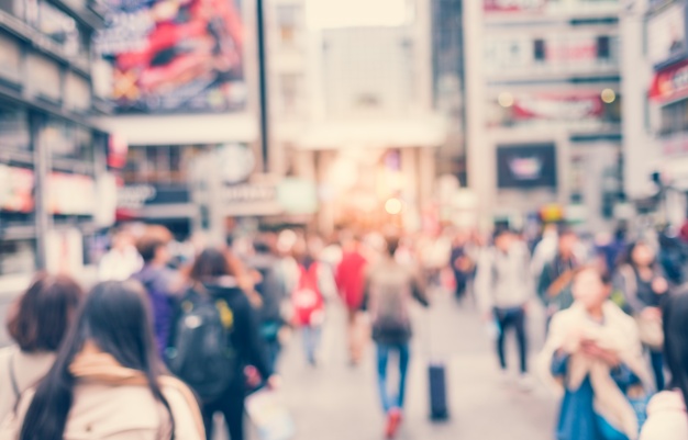 cidade com as pessoas andando fora de foco