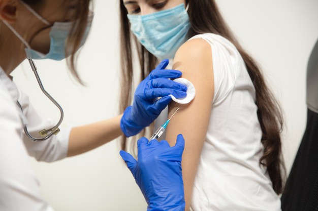 medico ou enfermeiro que da vacina ao paciente usando a seringa injetada no hospital preparando a dose na agulha protecao contra coronavirus pandemia de covid e pneumonia cuidados