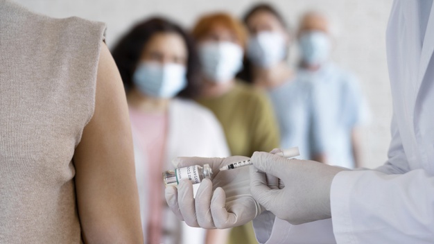 mulher recebendo vacina de medico