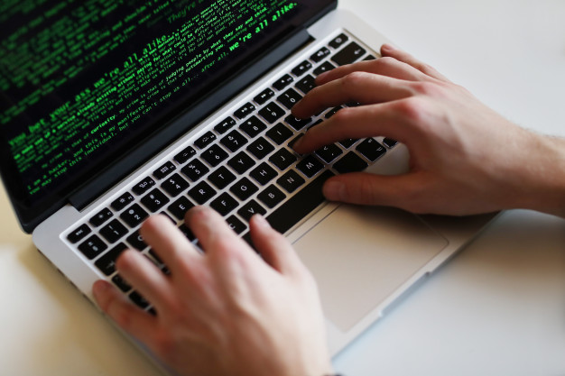 homem hacker no laptop