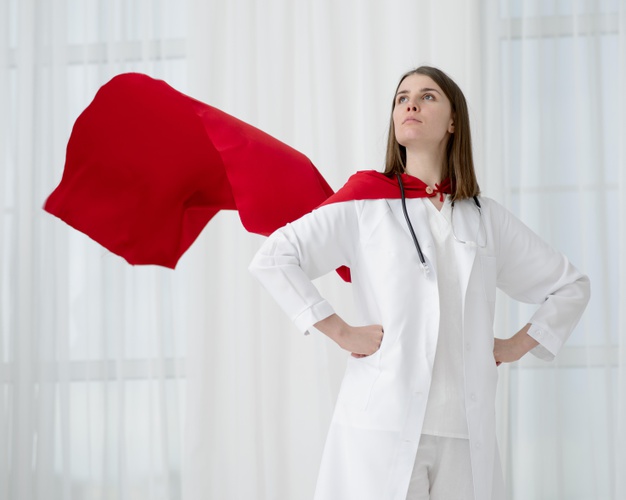 medico da mulher posando como super heroi