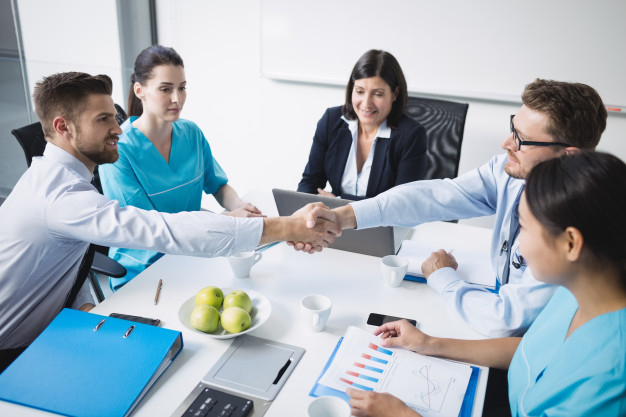 medicos apertando as maos uns dos outros