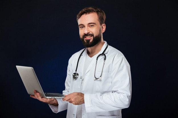 retrato de um medico homem feliz