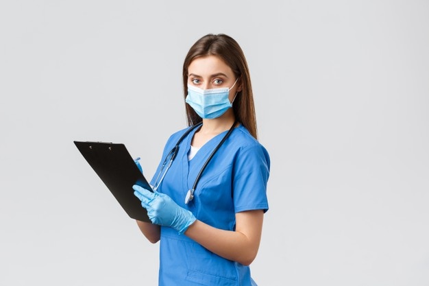 covid prevencao de virus saude profissionais de saude e conceito de quarentena enfermeira profissional ou medica de uniforme azul mascara medica e luvas anotando as informacoe