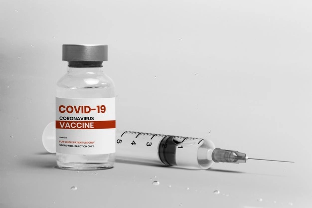 frasco de vidro para injecao de vacina covid com seringa