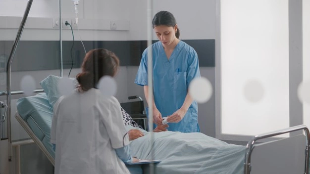 medico especialista em uniforme medico verificando homem doente escrevendo experiencia em doencas