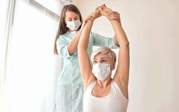 paciente do sexo feminino em terapia com fisioterapeuta