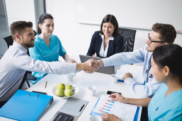 medicos apertando as maos uns dos outros
