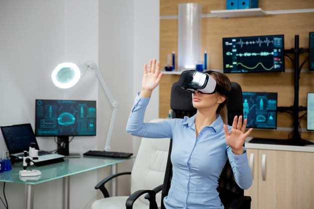 mulher paciente analisando seu cerebro em realidade virtual laboratorio futurista e moderno