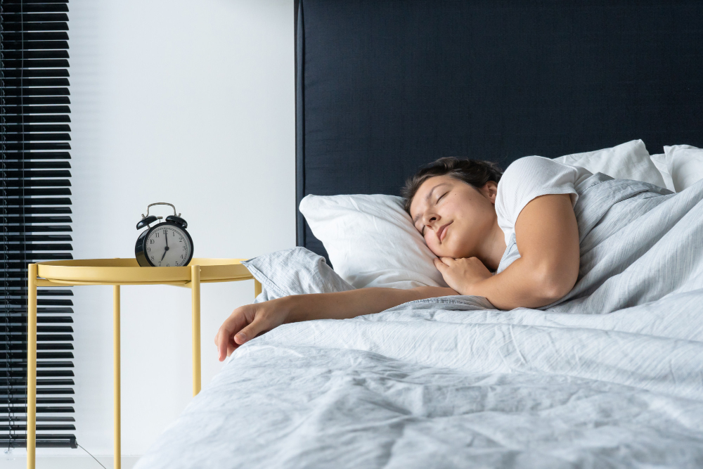 a menina dorme ao lado do despertador
