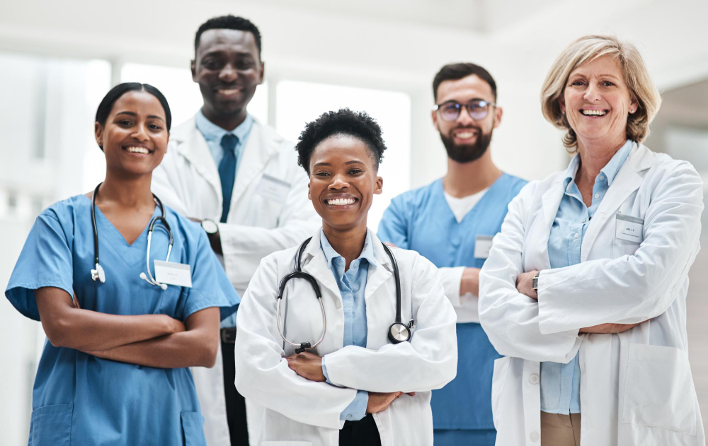 a pessoa mais importante em uma equipe de saude e o paciente retrato de um grupo de medicos reunidos em um hospital