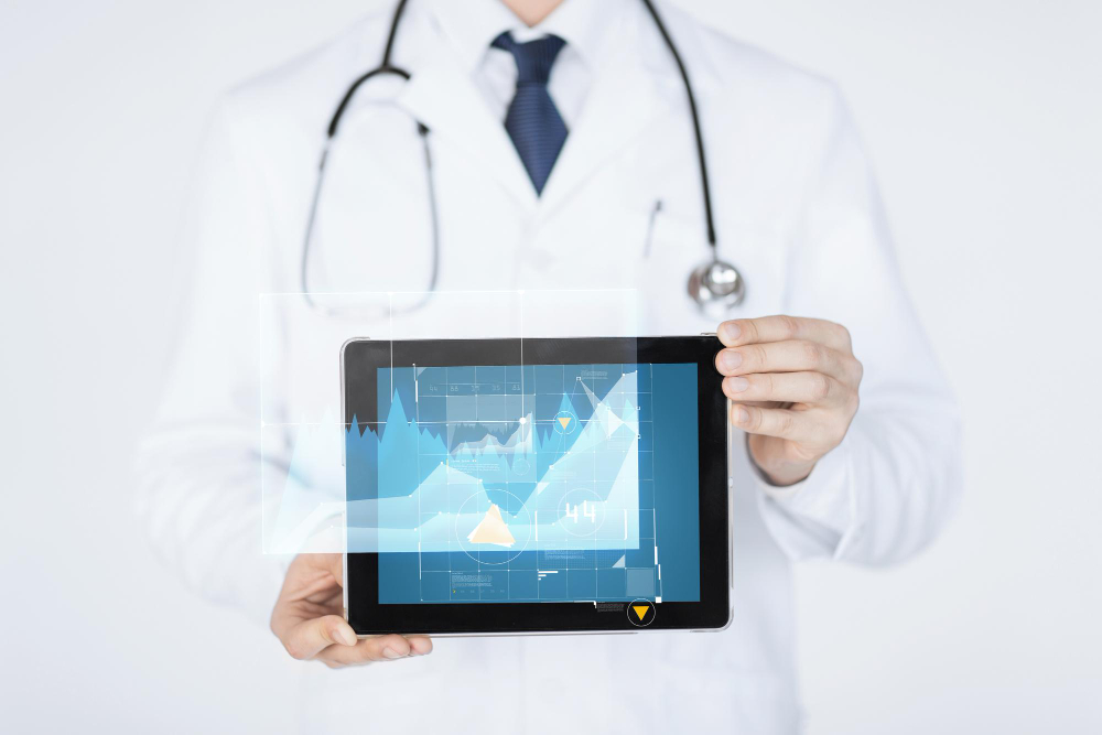 conceito de medicina tecnologia e pessoas close up do medico segurando o tablet pc com grafico na tela