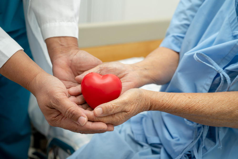 medico da coracao vermelho a idosa asiatica ou idosa idosa paciente saudavel conceito medico forte