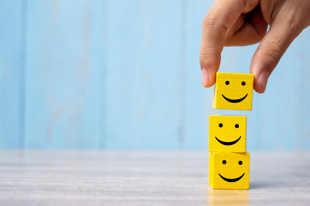 sorriso cara no cubo de madeira amarelo
